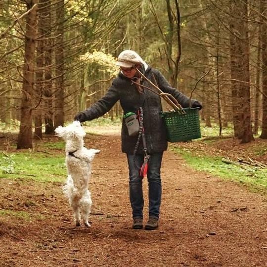 Katharina Lang-Höchsmann mit Hund Emma – nah an der Natur, nah am Menschen